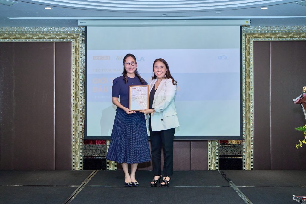 Ms. Nguyen Thi Hong Nhung – General Director of Binh Thuan Plastics, representing the partner organization, received a letter of appreciation from Ms. Dang Minh Phuong – President of the CEO Club